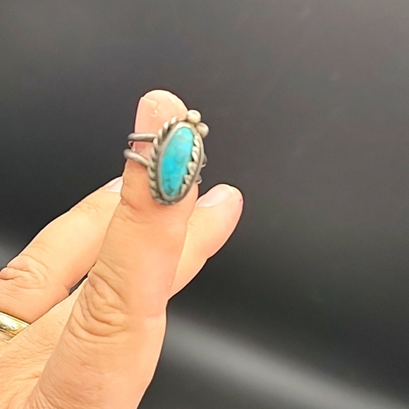 5g Vtg Native American Old Pawn Turquoise And Sterling Silver Size 7 Ladies Ring - Picture 13 of 16